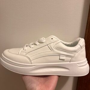 White leather fashion sneakers. never worn. excellent condition. Size 8 (40)